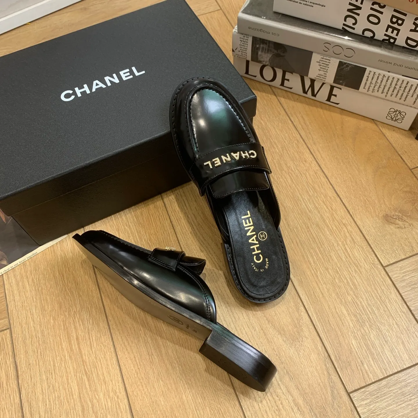 👟👟Ex-factory price 600👟👟 🍀2025 spring and summer new Chanel Chanel small diamond buckle monogram Loaf lazy half-slippers, which can be worn all year round. No matter when you wear them, they are very high-end and durable. You can attract attention when shopping on the street! Easily travel between commuting and leisure occasions, becoming a carefree fashionable and elegant woman ~ Upper: cowhide/butter Lining: lambskin Sole: Italian genuine leather outsole Size: 35-39 (40/41 customized, non-refundable and non-exchangeable